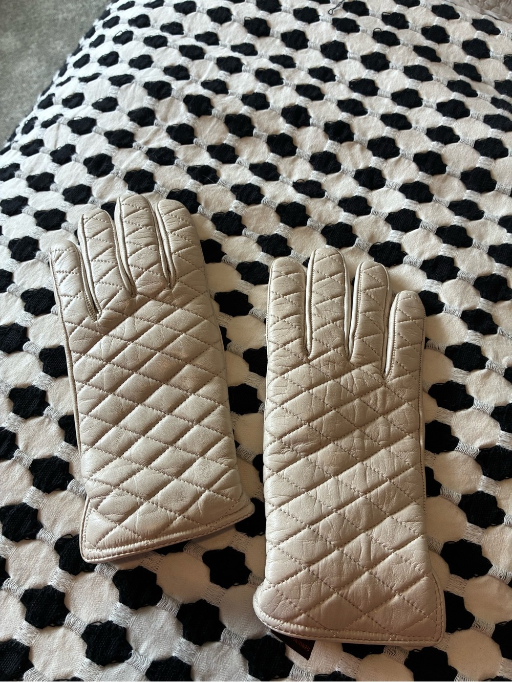 Bought in Rome, Italy! Women’s Classic Leather Gloves in Beige
Cashmere Lined